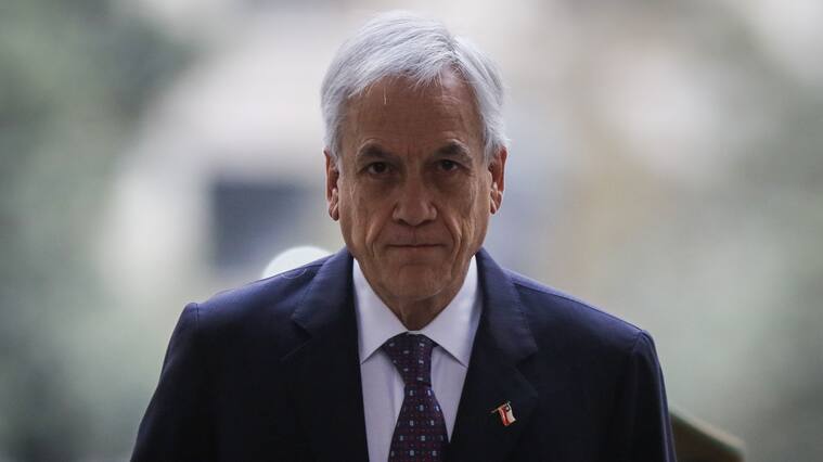 27 de abril del 2020/SANTIAGOEl Presidente de la Republica, Sebastián Piñera, llega al Palacio de la Moneda, y camina por el patio de Los Cañones, tras recibir los Honores de la Guardia de Palacio.
FOTO: SEBASTIAN BELTRAN GAETE/AGENCIAUNO