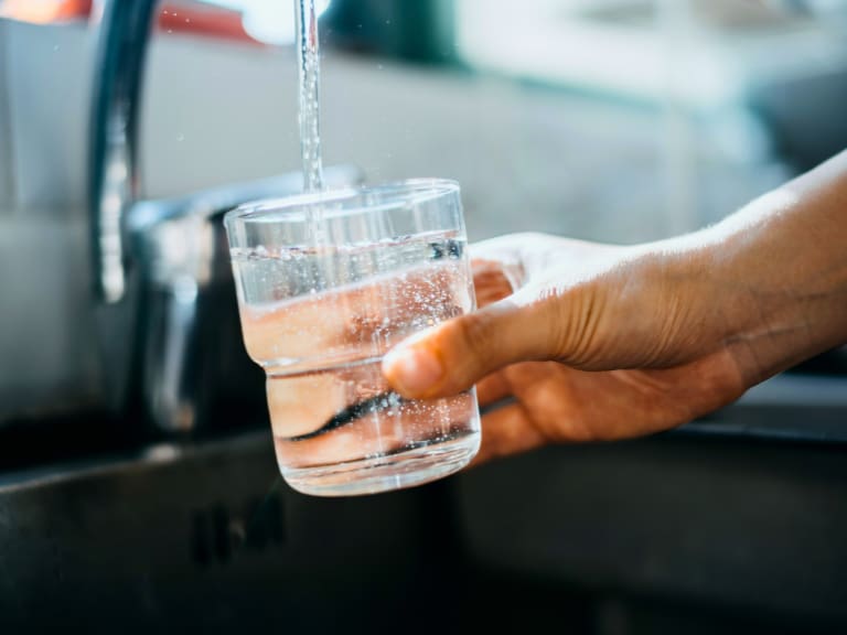 Por hasta 15 horas: Aguas Andinas anuncia cortes de agua en Santiago para este martes 21 de abril en 4 comunas