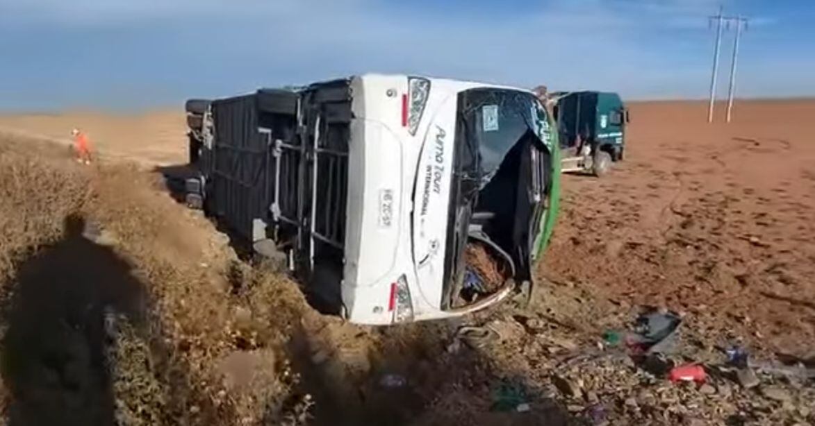 Bus de empresa chilena se volcó en Bolivia: hay nueve fallecidos y más de 20 heridos