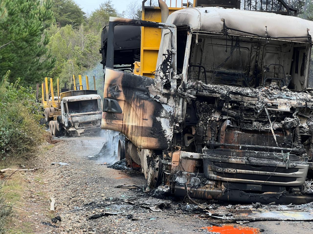 04 de Julio del 2022 / TEMUCOAtentados en dos fundos esta mañana serian fundo La liebre y San Guillermo dos lugares con proteccion policial sin embargo fueron quemados 6 camiones y maquinas forestales se lo adjudico ORT Toño Marchant al cumplirse un año de la muerte del Weichafe Toño Marchant.
FOTO: HECTOR ANDRADE / AGENCIAUNO