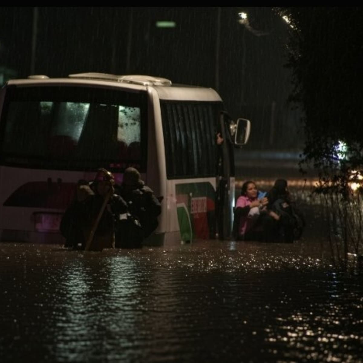 Bus interurbano quedó atrapado por inundación en San Bernardo: Bomberos rescató a pasajeros
