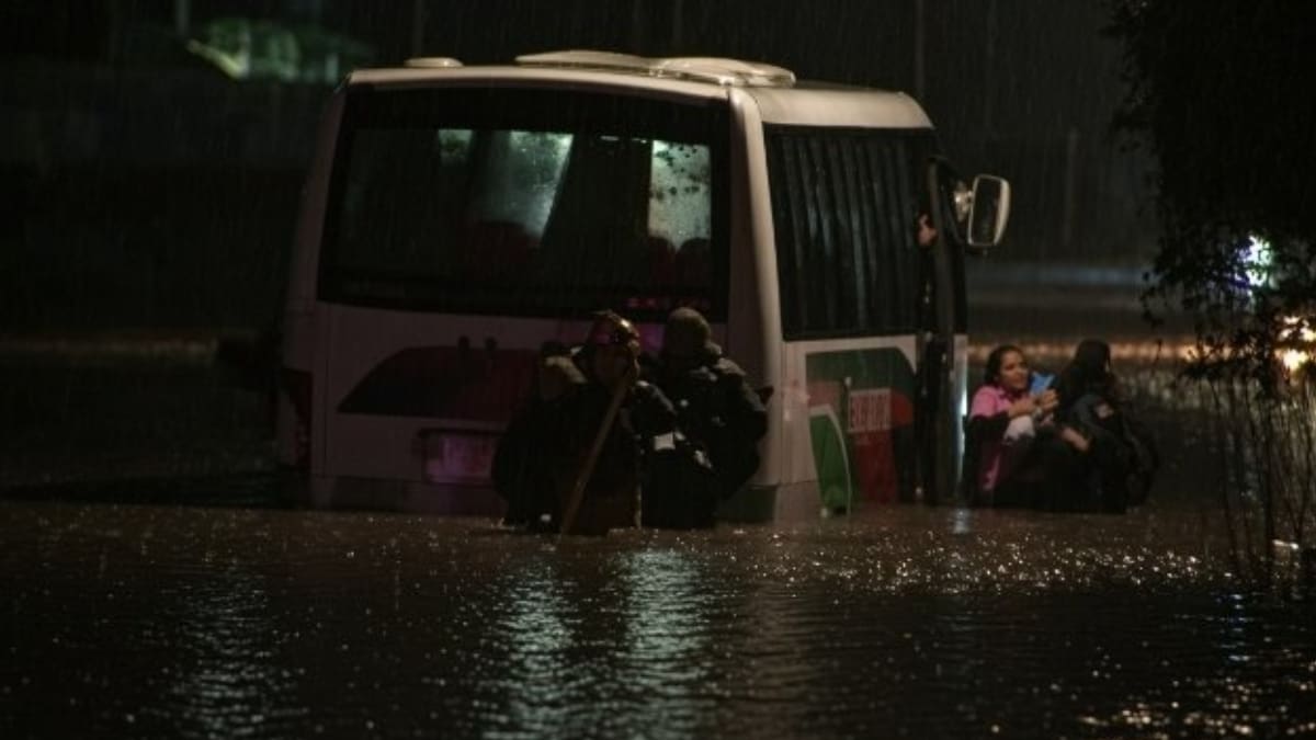 Bus interurbano quedó atrapado por inundación en San Bernardo: Bomberos rescató a pasajeros