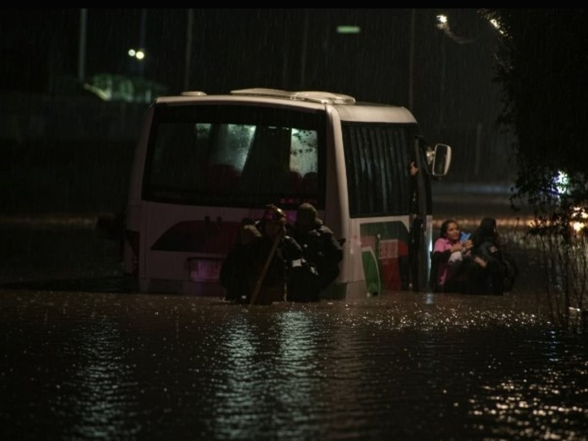 Bus interurbano quedó atrapado por inundación en San Bernardo: Bomberos rescató a pasajeros