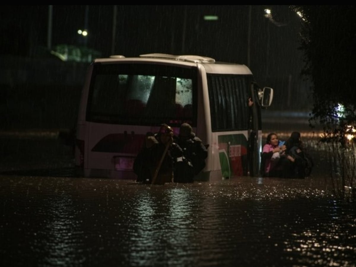 Bus interurbano quedó atrapado por inundación en San Bernardo: Bomberos rescató a pasajeros