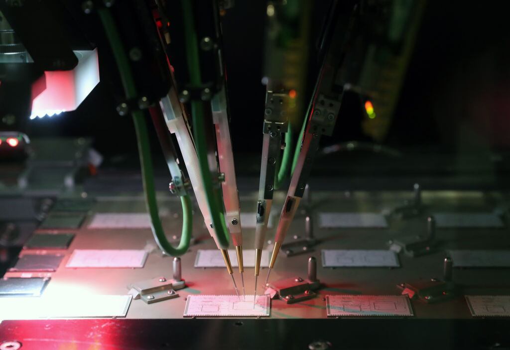 Máquinas construyen microchips en una fábrica de Rusia