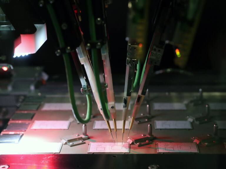 Máquinas construyen microchips en una fábrica de Rusia