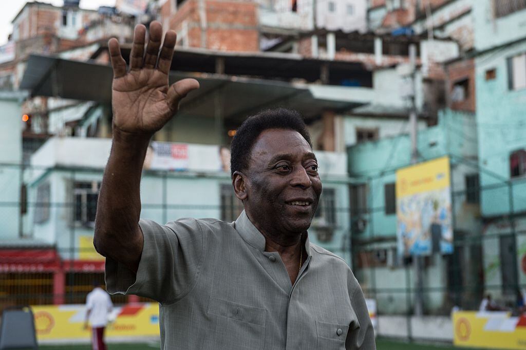Pele saluda en una actividad en una favela de Río de Janeiro en 2014