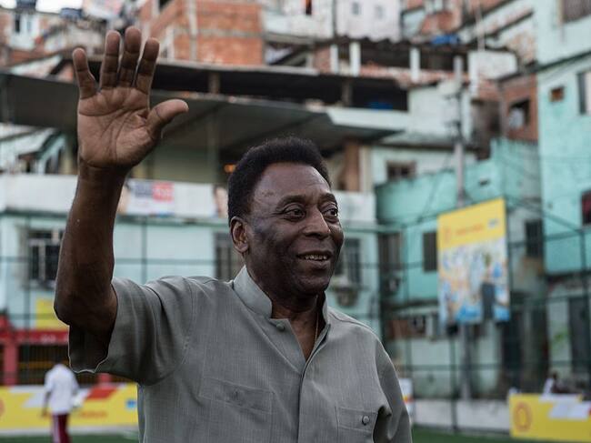 Pele saluda en una actividad en una favela de Río de Janeiro en 2014