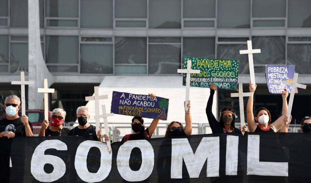 Protesta contra Bolsonaro por las más de 600.000 víctimas en la pandemia