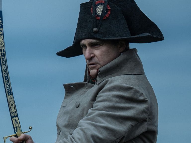 «Consíguete una vida»: la polémica que empaña a la película de Napoleón con Joaquin Phoenix