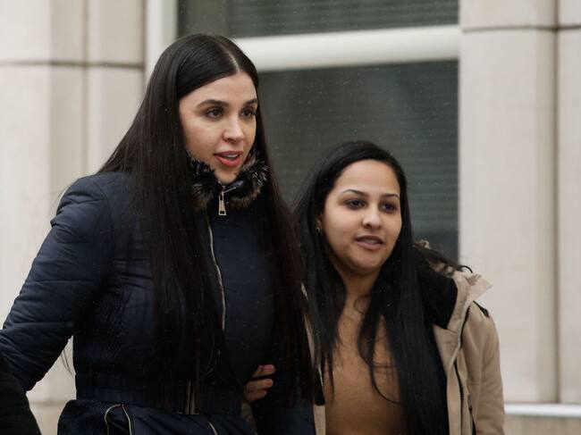 Emma Coronel Aispuro saliendo de los tribunales en Brooklyn