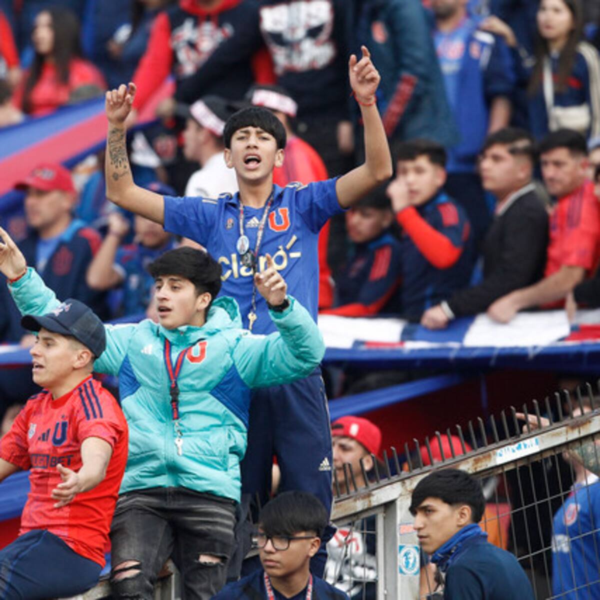 La U arriesga un grave castigo por rotura de rejas, pirotecnia y bengalas lanzadas por sus hinchas en duelo ante Iquique
