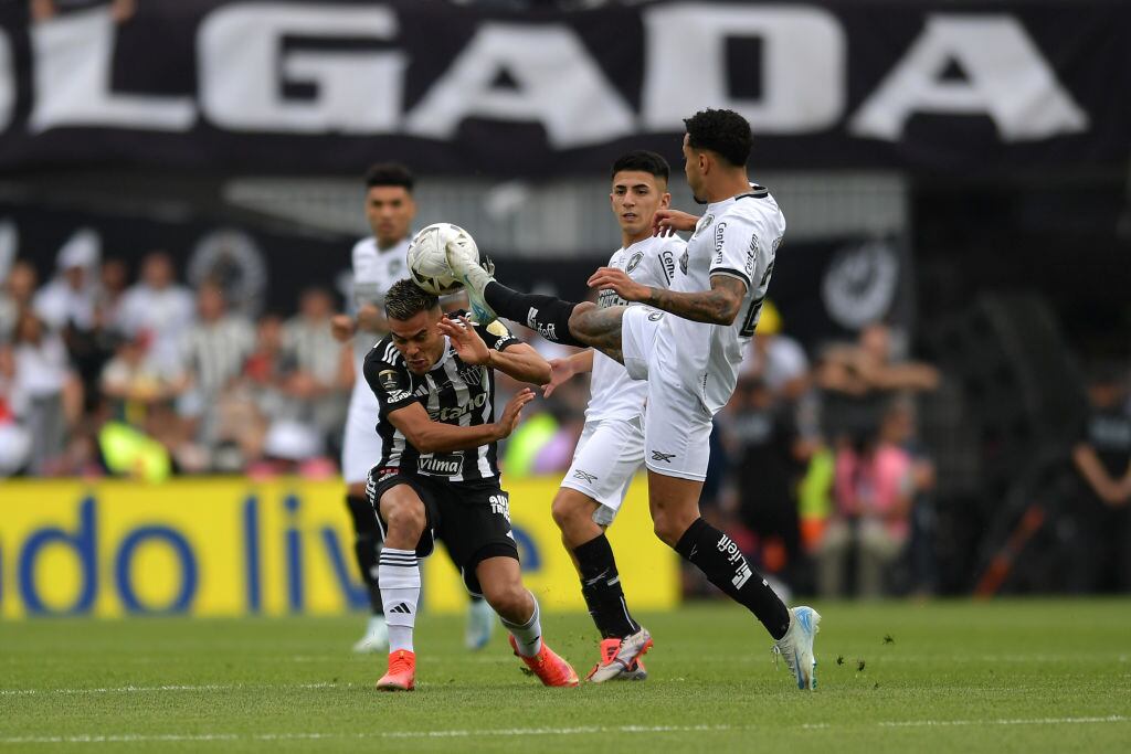 ¡Criminal! La brutal patada que dejó a Botafogo con 10 jugadores a los 35 segundos de la final de Copa Libertadores | Getty Images