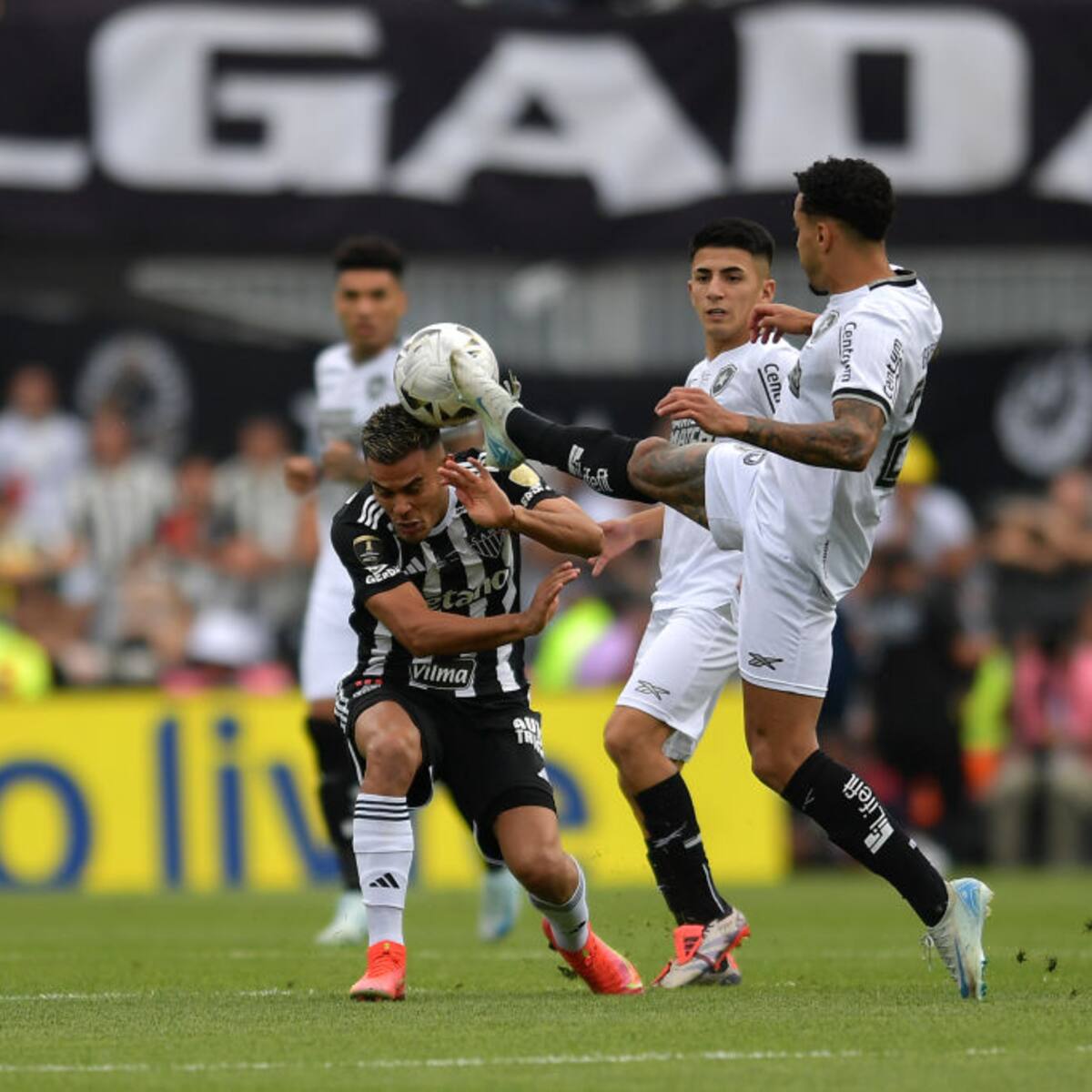 ¡Criminal! La brutal patada que dejó a Botafogo con 10 jugadores a los 35 segundos de la final de Copa Libertadores