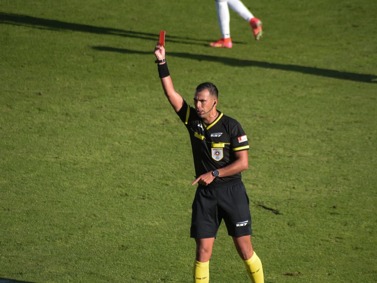 Entrenador del fútbol chileno sufre dura sanción por excesivos reclamos contra el arbitraje