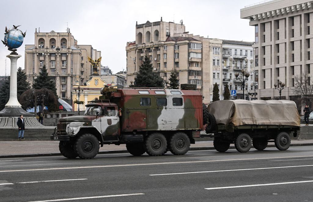 Camiones militares avanzan por calles de Kiev tras los ataques de Rusia
