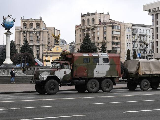 Camiones militares avanzan por calles de Kiev tras los ataques de Rusia
