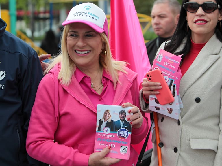 04 DE OCTUBRE 2025 / LA FLORIDA
La candidata a diputada por el PDG, Zandra Parisi, durante un banderazo de campaña en el paradero 14 de vicuña Mackenna, en la comuna de La Florida.
FOTO: LUKAS SOLIS / AGENCIAUNO