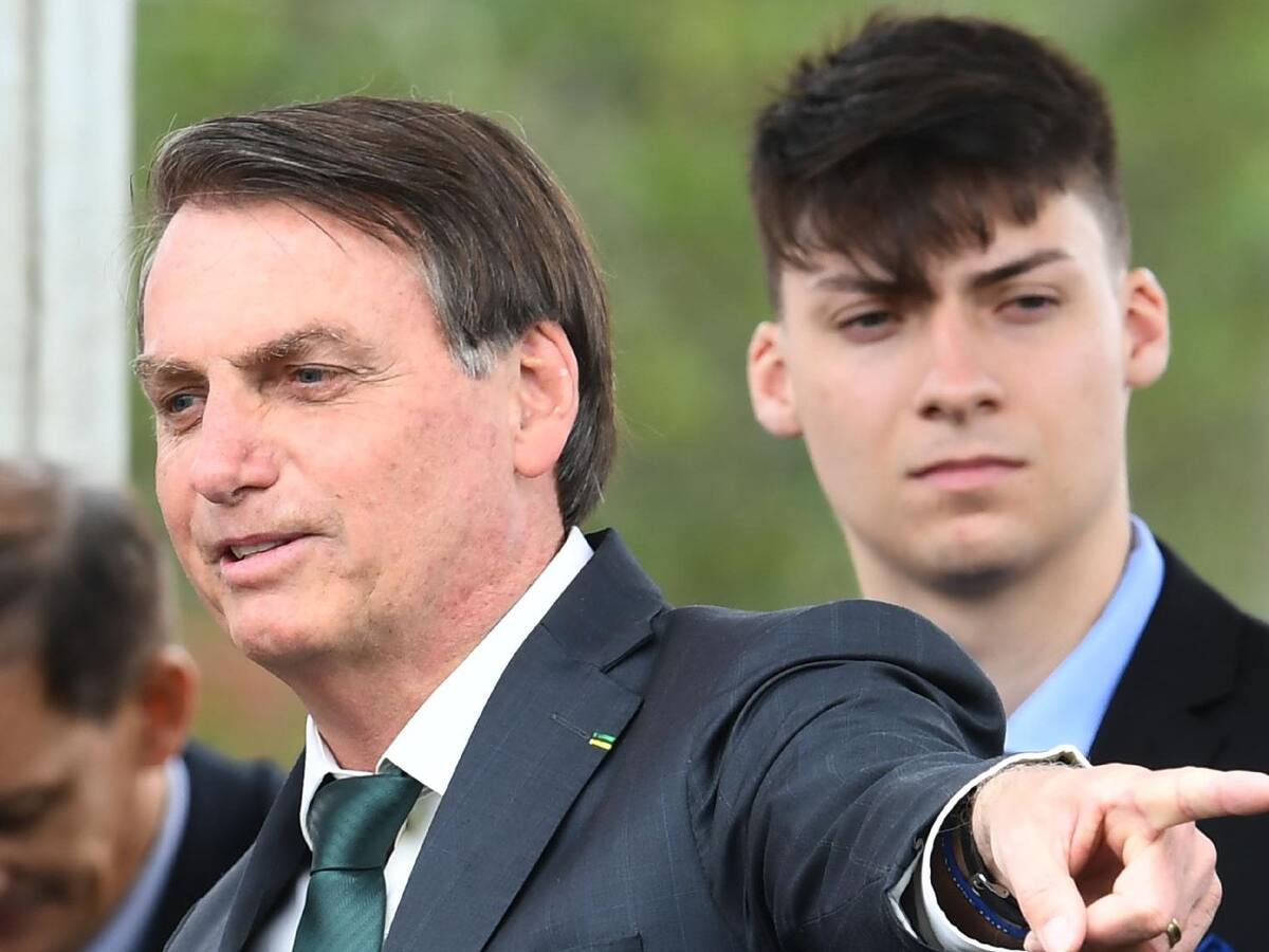 Hijo de Jair Bolsonaro es trolleado en redes sociales por compararse con Alex Turner de Arctic Monkeys