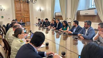 Alcaldes solicitan estado de excepción tras reunión de emergencia en La Moneda