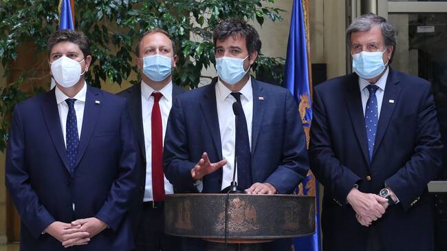 10 DE ENERO DE 2022/VALPARAISOLos ministros Rodrigo Cerda (i), Juan José Ossa (cd), Patricio Melero (d) y el subsecretario Alejandro Weber (ci), ofrecen un punto de prensa, tras la sesión especial de la Cámara de Diputados, que debate el proyecto que reduce o elimina exenciones tributarias.
FOTO: LEONARDO RUBILAR CHANDIA/AGENCIAUNO