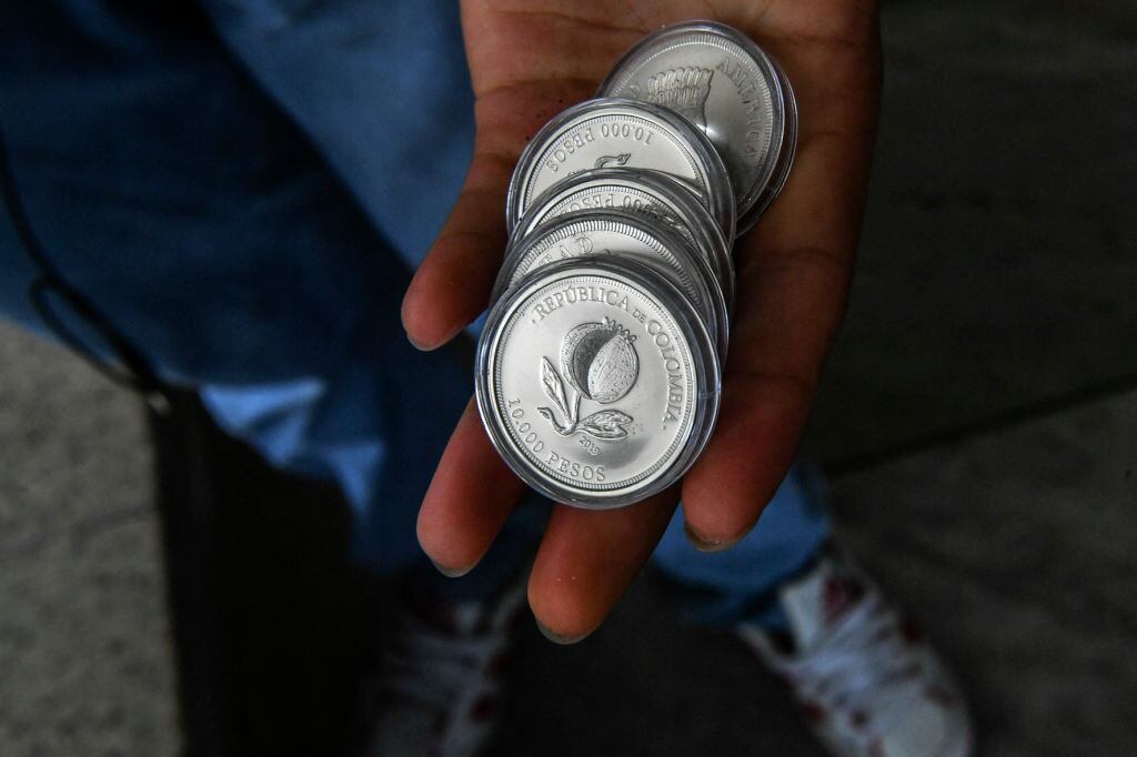 Imagen con monedas del peso de Colombia cuando suben su tasa de interés