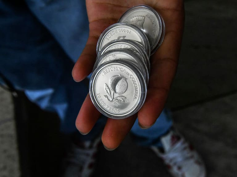 Imagen con monedas del peso de Colombia cuando suben su tasa de interés