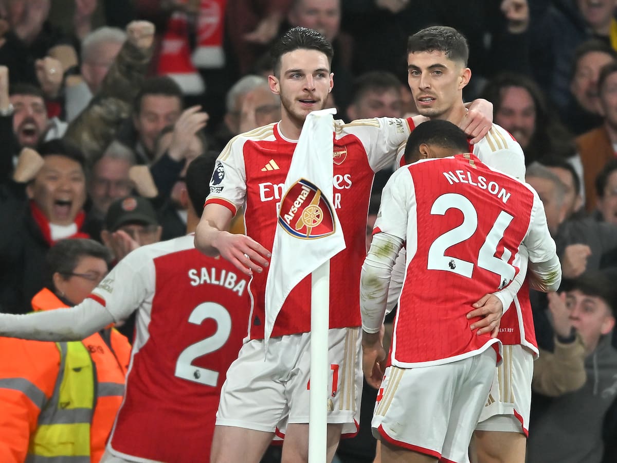 Arsenal vence en la agonía al Brenford para meterle presión al Liverpool y Manchester City en la Premier League
