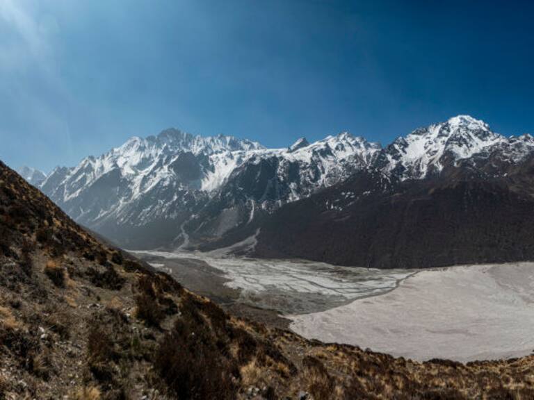 La montaña Tsergo Ri de la cordillera del Himalaya en la zona de Nepal