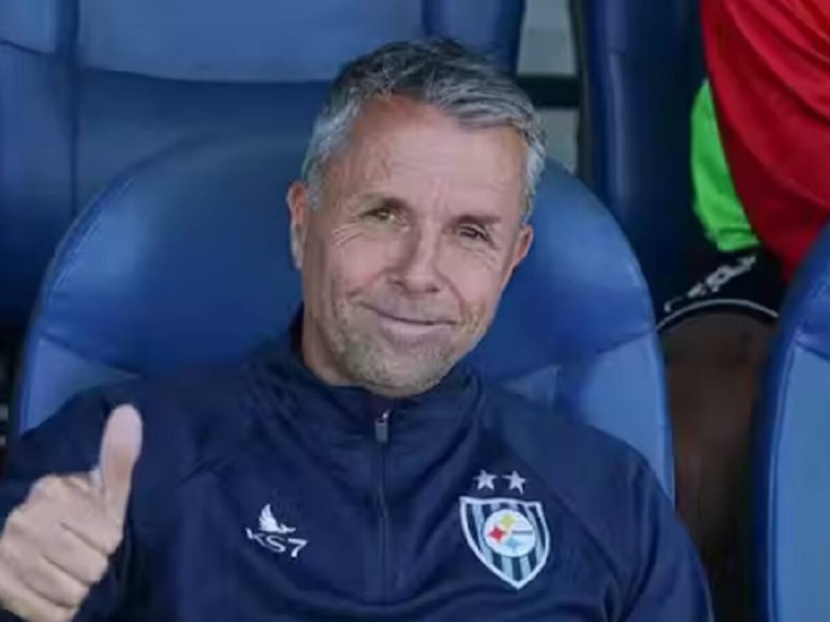 “Estamos bastante lejos aún”: dueño de Huachipato negó que Gustavo Álvarez esté cerca de ser el nuevo técnico de la U