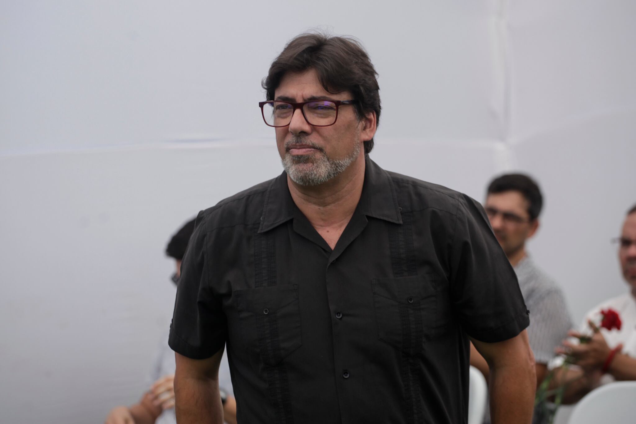 07 de ABRIL de 2024 / RENCA
El alcalde de Recoleta, Daniel Jadue, participa en el acto de memoria que integrantes de agrupaciones de DD. HH., el Colegio de Profesores y el Partido Comunista realizan por el Caso Degollados en el Memorial Las Tres Sillas. Durante la dictadura, en el año 1985, tres profesores fueron asesinados por la policía, siendo degollados y dejados en un automóvil en el lugar actual del memorial.
FOTO: JESÚS MARTÍNEZ / AGENCIAUNO