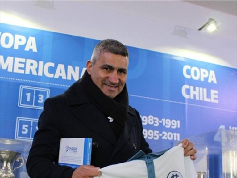 Acosta donó histórica camiseta y los zapatos que usó en la final del Apertura 97 para el Museo UC