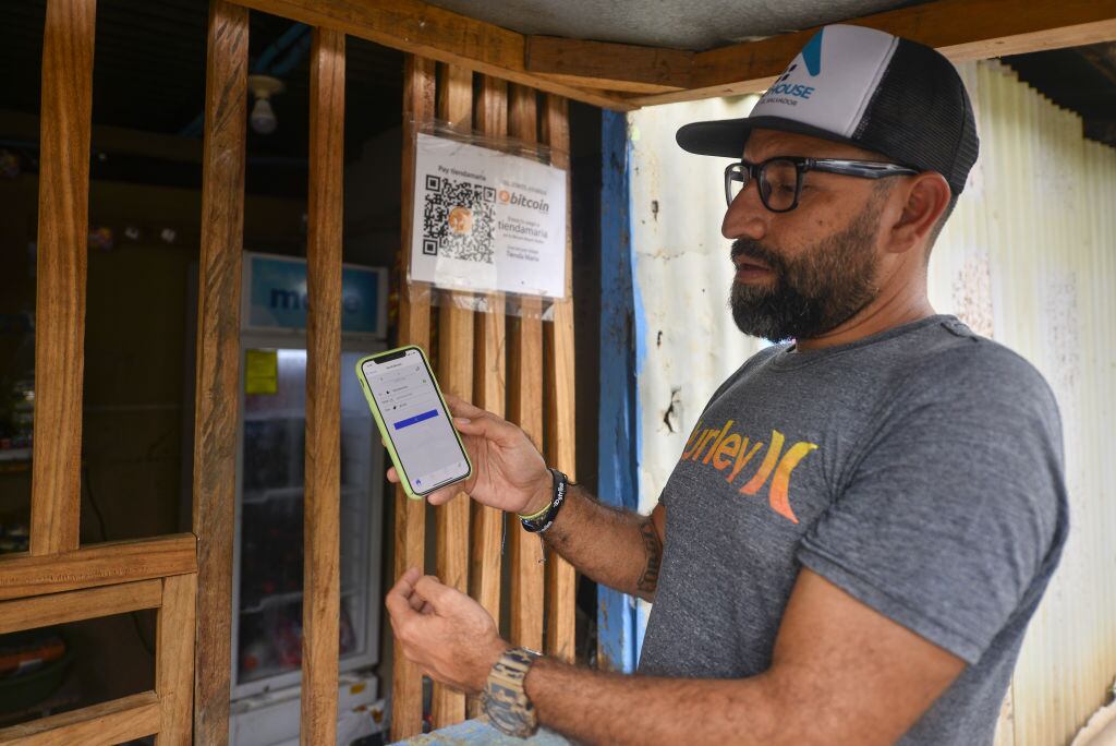 Usuario utiliza la aplicación de criptomoneda en Chiltuipan