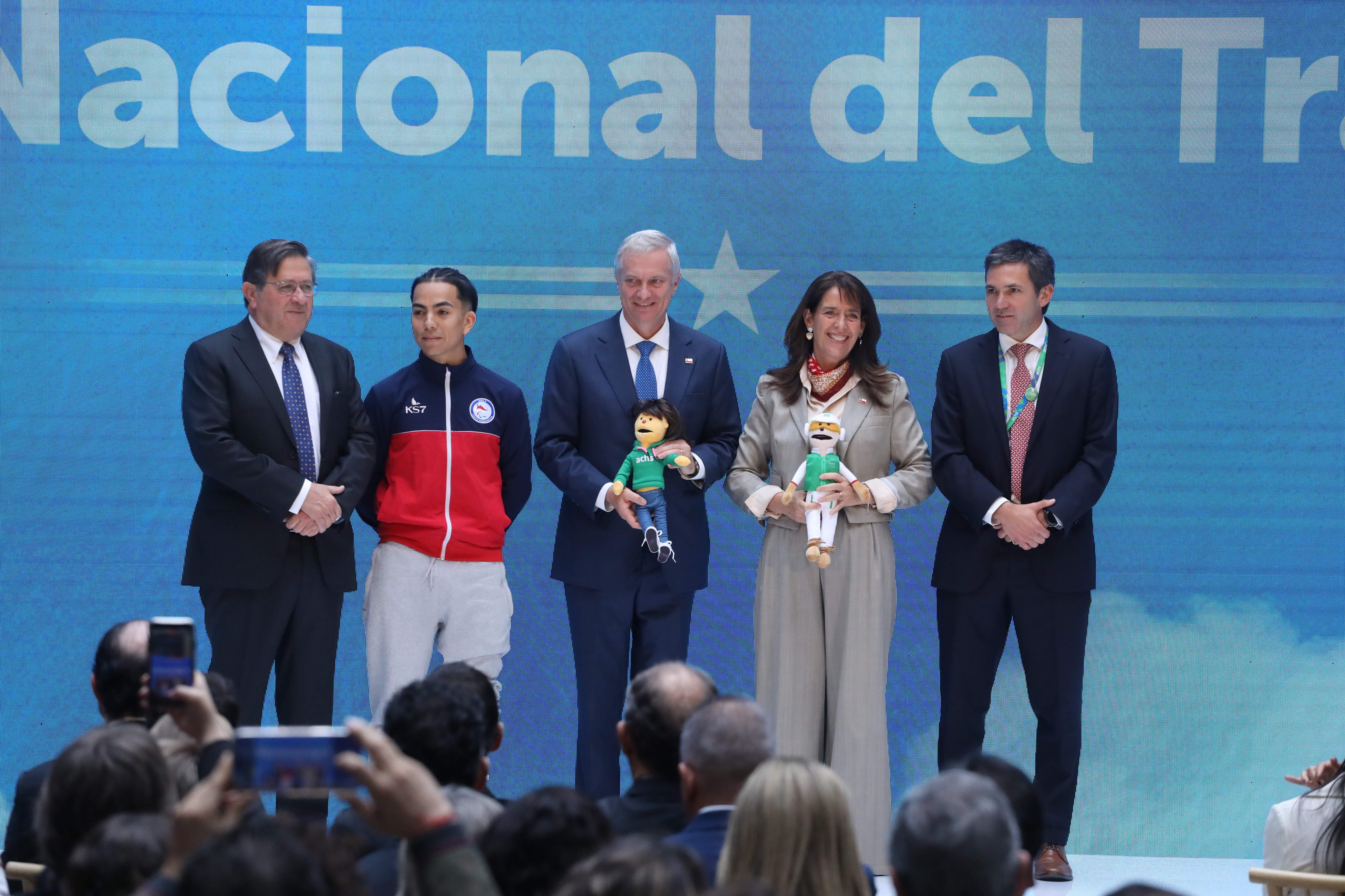 1 de mayo de 2026 / SANTIAGOEl Presidente José Antonio Kast, junto a la primera dama María Pía Adriasola, y el ministro de Trabajo, Tomás Rau, participa en conmemoración del 1 de mayo en el Hospital del Trabajador.
FOTO: SEBASTIAN BELTRAN GAETE / AGENCIAUNO