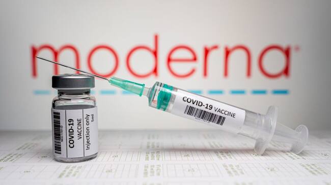 NIJMEGEN, NETHERLANDS - JANUARY 5: Covid-19 / coronavirus illustration. Vaccine with syringe and needle and bottle / vial in front of the company Moderna logo / illustration. on January 5, 2021 in Nijmegen, Netherlands (Photo by John Beckmann/BSR Agency/Getty Images)