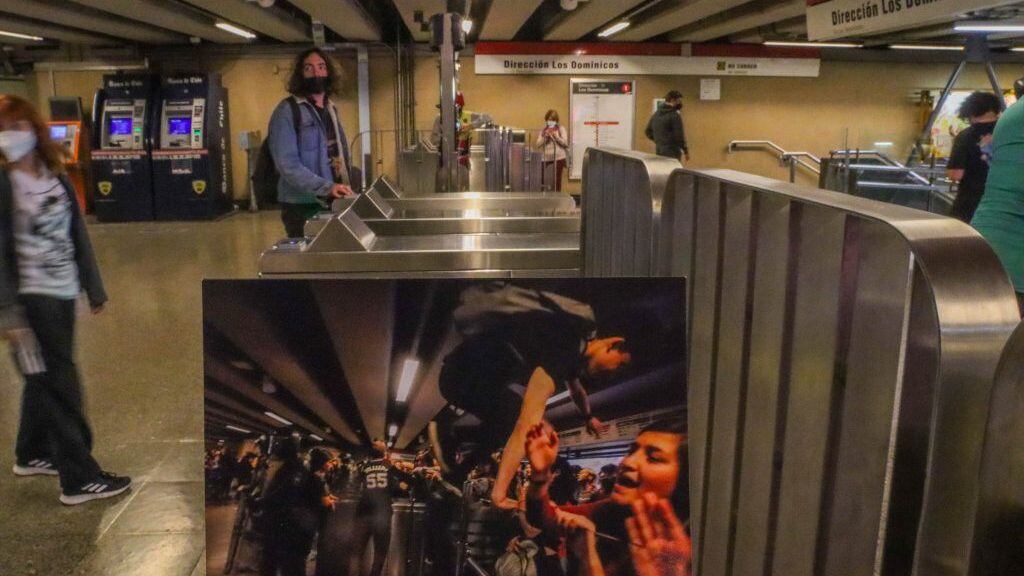 17 DE OCTUBRE DE 2021 / SANTIAGOLas calles de la región metropolitana recuerdan como fue vivir el 18 de octubre, hace dos años. Evasión en el metro de Santiago.
FOTO: JUAN FARIAS / AGENCIAUNO