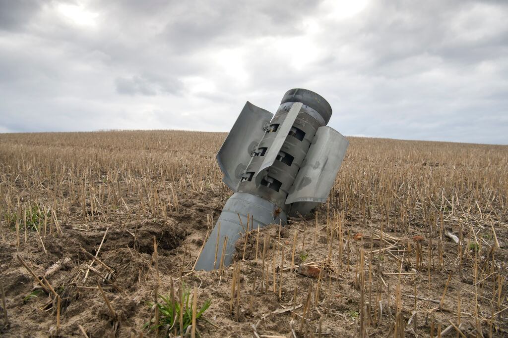 Un misil sin explotar en medio de un campo abierto en las cercanías de Kiev