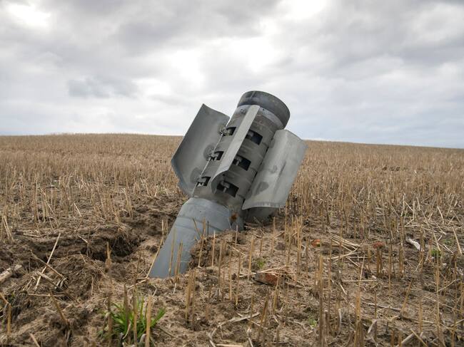 Un misil sin explotar en medio de un campo abierto en las cercanías de Kiev