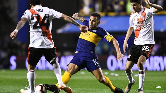BUENOS AIRES, ARGENTINA - OCTOBER 22: Carlos Tevez of Boca Juniors fights for the ball with Enzo Perez and Ignacio Fernandez of River Plate during the Semifinal second leg match between Boca Juniors and River Plate as part of Copa CONMEBOL 2019 at Estadio Alberto J. Armando on October 22, 2019 in Buenos Aires, Argentina. (Photo by Rodrigo Valle/Getty Images)