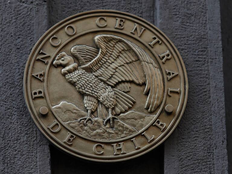 Economista por alza en la tasa de interés del BC: "Acá tienen que parar los retiros"