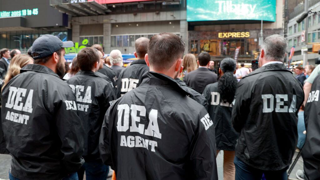 Un grupo de agentes de la DEA en Nueva York como parte de una campaña contra el fentanilo en las mayores ciudades de Estados Unidos.