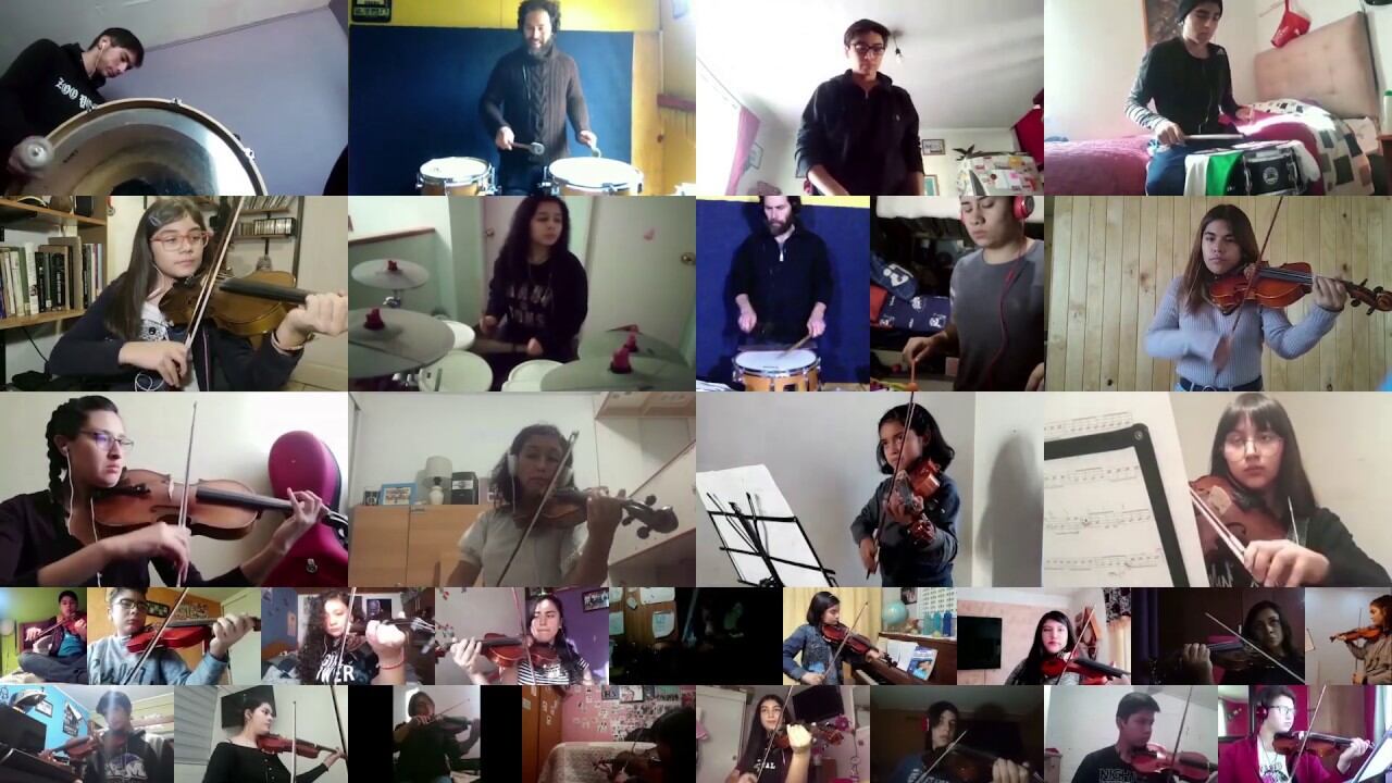 Niños tocando el "Himno de la alegría"