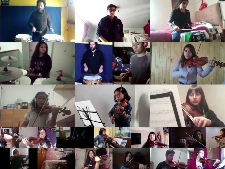 Niños tocando el "Himno de la alegría"