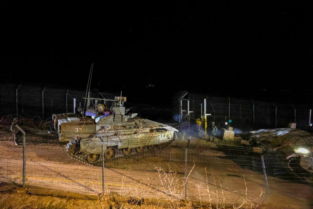 Un tanque de las fuerzas armadas de Israel avanza por la zona de los Altos del Golán en el territorio de Siria