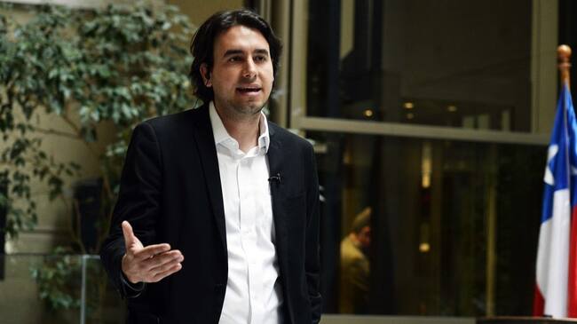 04 septiembre 2019/ VALPARAÍSO Diputado Valdo Milosevic en un despacho con un canal de TV en los pasillos de la acabara de diputados.
FOTO :PABLO OVALLE ISASMENDI/ AGENCIAUNO