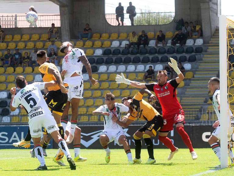 El campeón gana con uno menos: Coquimbo Unido vence a Palestino y suma su primer triunfo en el torneo