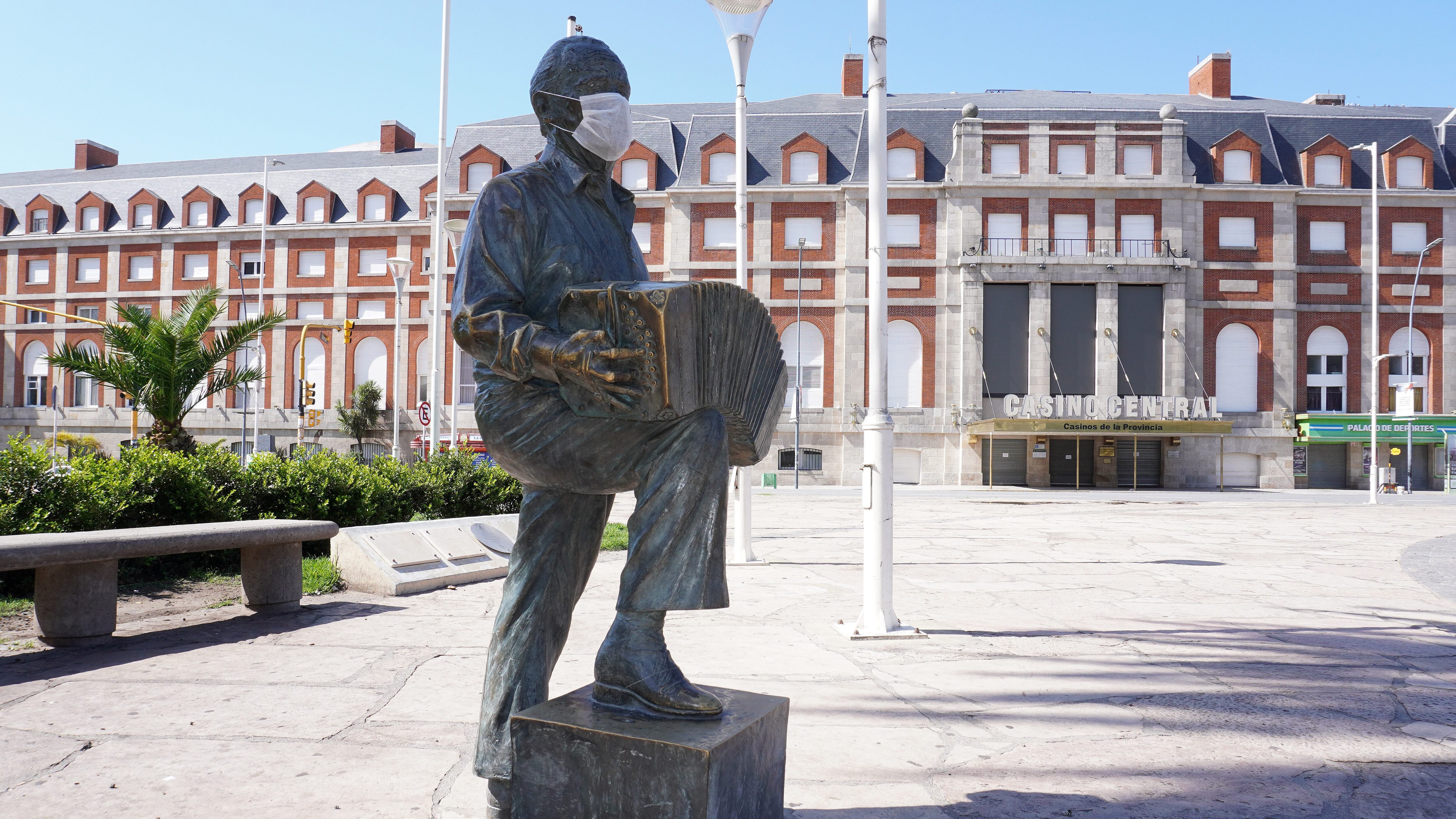 BUENOS AIRES, ARGENTINA - MARCH 28: View of the statue of late musician Astor Piazzolla with a protective facemask in an unusually sea sidewalk in the Central Casino Area on March 28, 2020 in Buenos Aires, Argentina. President Fernandez ordered a total lock down until end of March to stop spread of COVID-19. The Coronavirus (COVID-19) pandemic has spread to many countries across the world, claiming over 20,000 lives and infecting hundreds of thousands more. (Photo by Fabian Gastiarena/Getty Images)