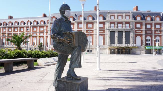 BUENOS AIRES, ARGENTINA - MARCH 28: View of the statue of late musician Astor Piazzolla with a protective facemask in an unusually sea sidewalk in the Central Casino Area on March 28, 2020 in Buenos Aires, Argentina. President Fernandez ordered a total lock down until end of March to stop spread of COVID-19. The Coronavirus (COVID-19) pandemic has spread to many countries across the world, claiming over 20,000 lives and infecting hundreds of thousands more. (Photo by Fabian Gastiarena/Getty Images)
