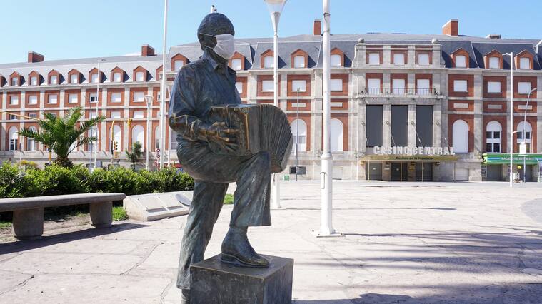 BUENOS AIRES, ARGENTINA - MARCH 28: View of the statue of late musician Astor Piazzolla with a protective facemask in an unusually sea sidewalk in the Central Casino Area on March 28, 2020 in Buenos Aires, Argentina. President Fernandez ordered a total lock down until end of March to stop spread of COVID-19. The Coronavirus (COVID-19) pandemic has spread to many countries across the world, claiming over 20,000 lives and infecting hundreds of thousands more. (Photo by Fabian Gastiarena/Getty Images)