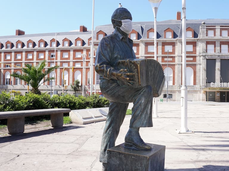 BUENOS AIRES, ARGENTINA - MARCH 28: View of the statue of late musician Astor Piazzolla with a protective facemask in an unusually sea sidewalk in the Central Casino Area on March 28, 2020 in Buenos Aires, Argentina. President Fernandez ordered a total lock down until end of March to stop spread of COVID-19. The Coronavirus (COVID-19) pandemic has spread to many countries across the world, claiming over 20,000 lives and infecting hundreds of thousands more.  (Photo by Fabian Gastiarena/Getty Images)